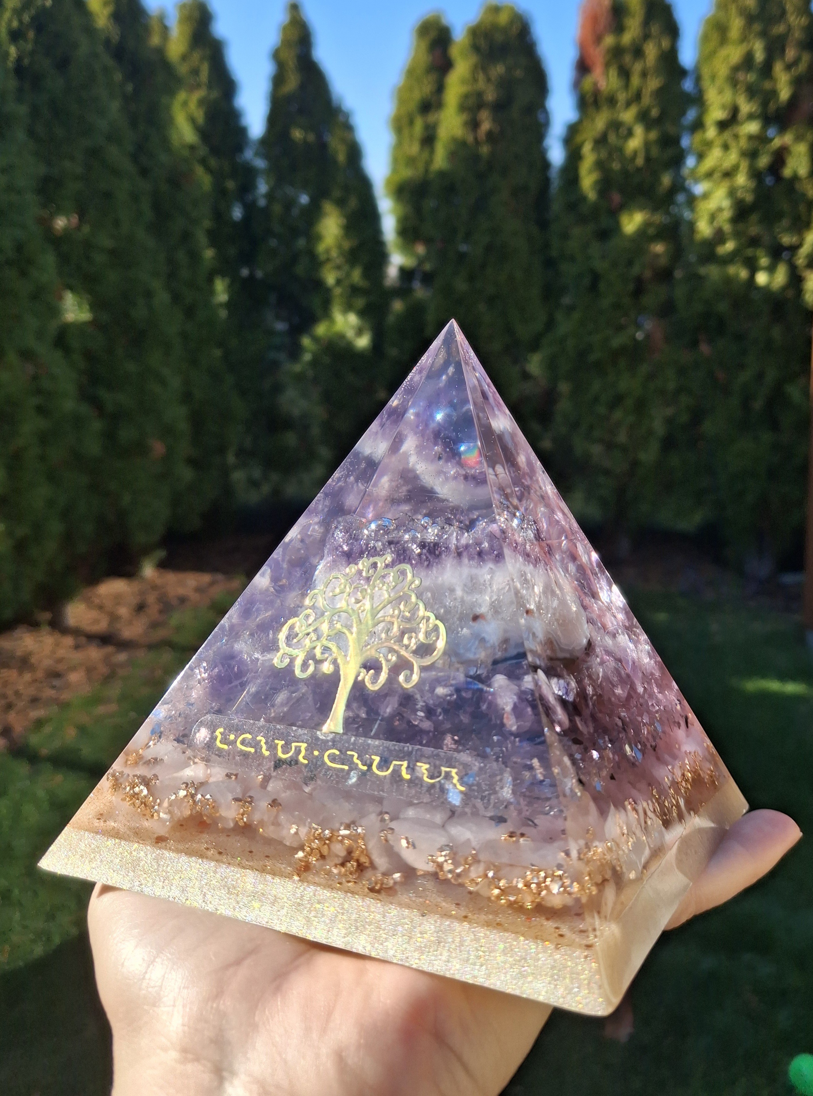Ručne vyrábaná energetická pyramída