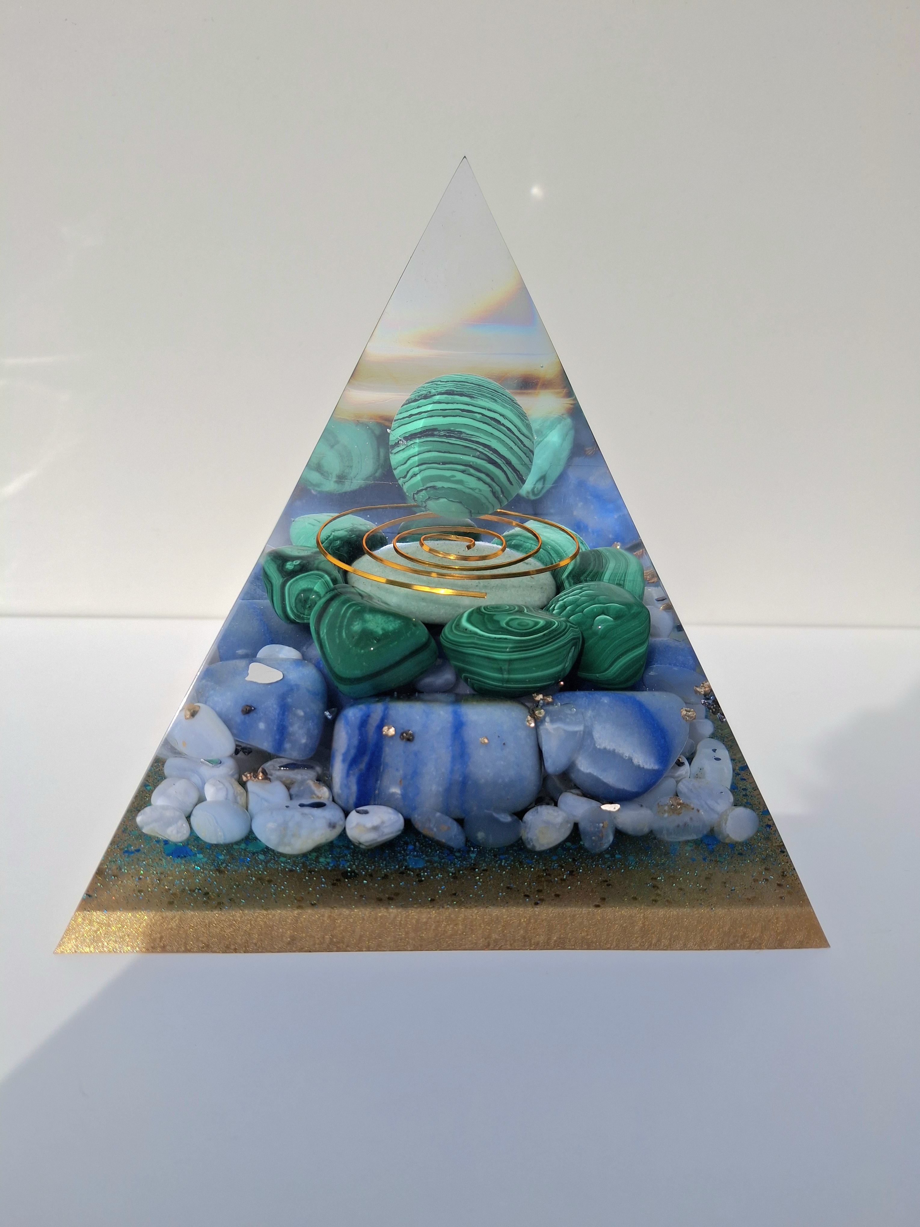 Energetická pyramída z krištáľovej živice