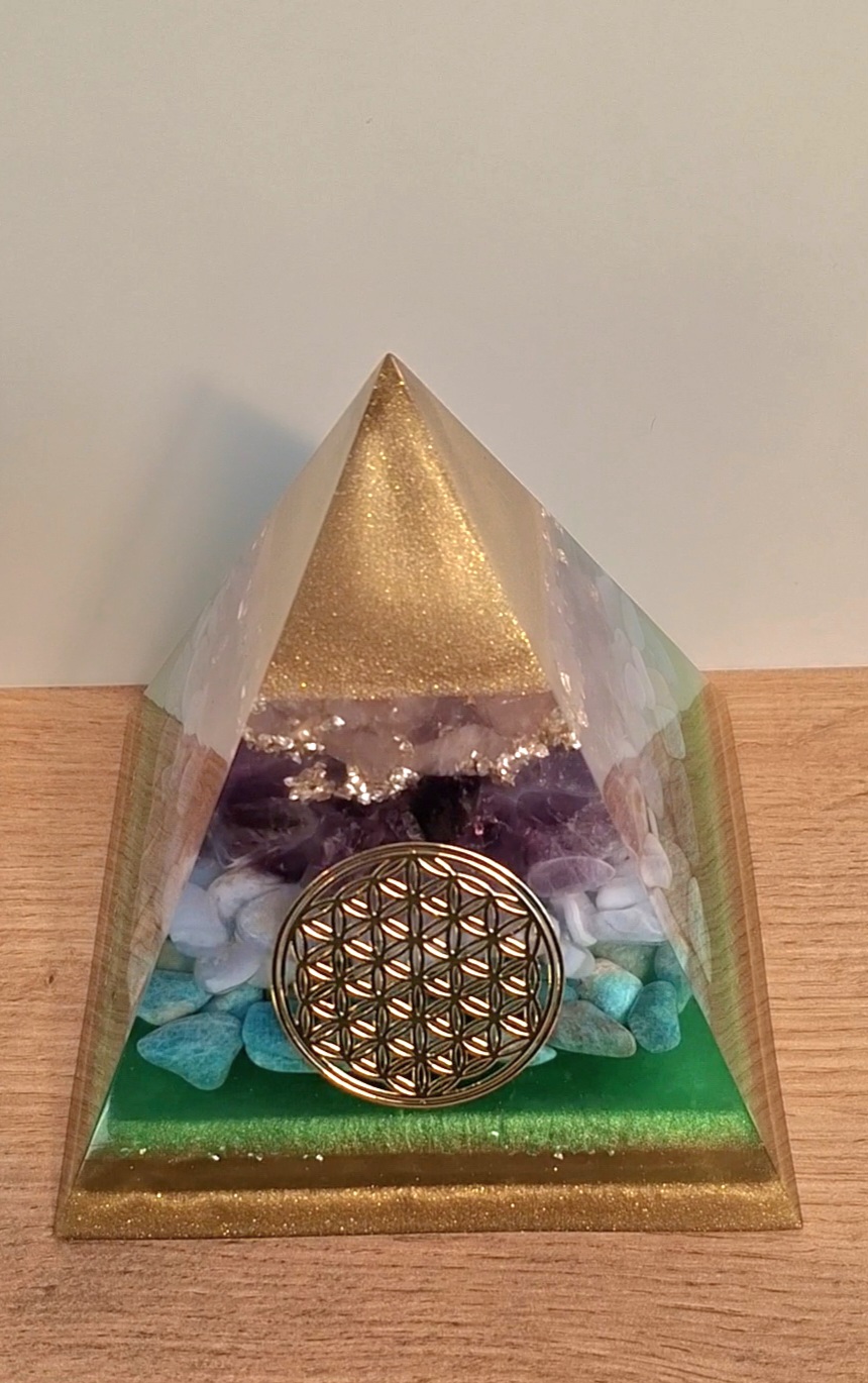 Ručne vyrábaná energetická pyramída