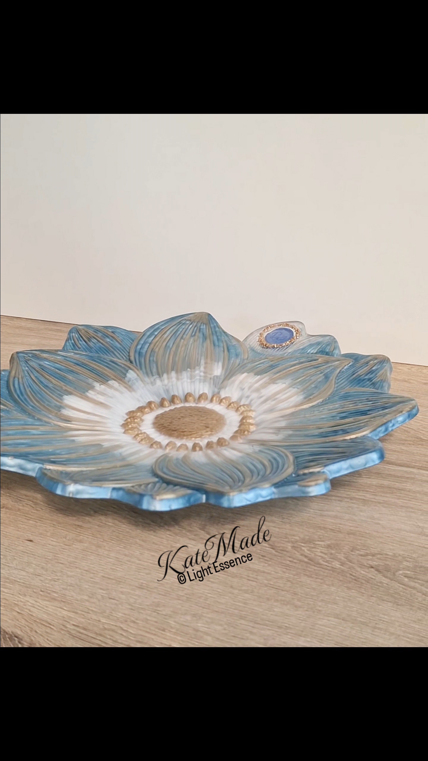 Miska z epoxidu v tvare kvetu s 3D povrchom – personalizácia iniciálmi