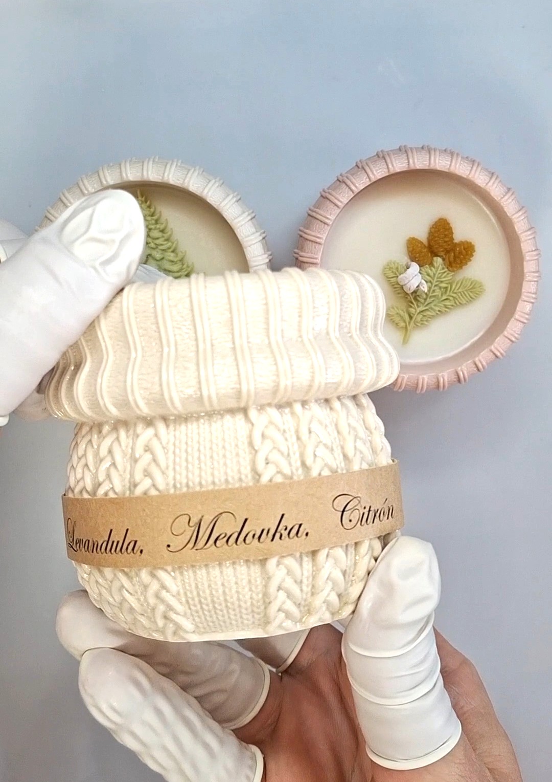 Sviečka v pletenom svietniku